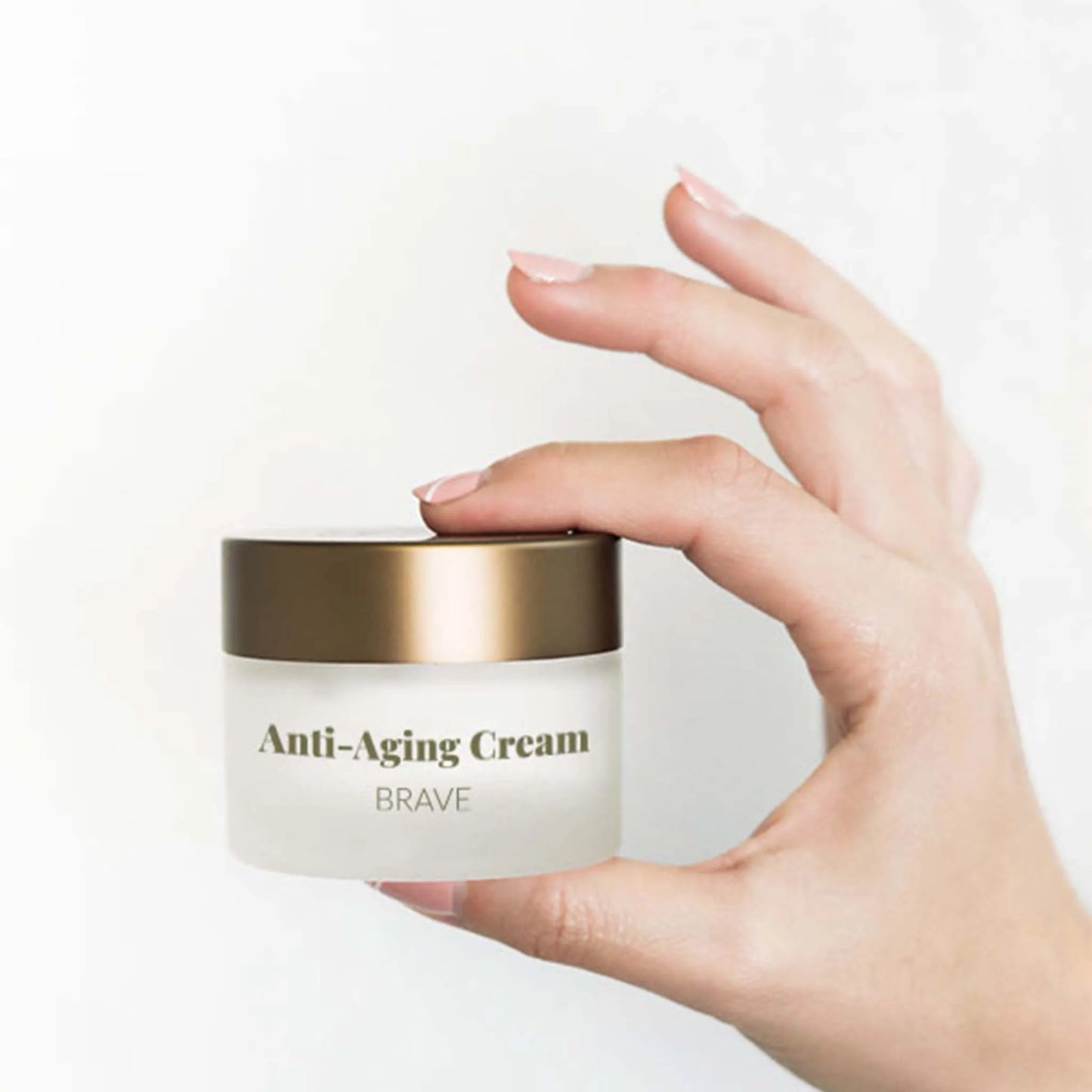 Een vrouwenhand houdt de doos Nordic Cosmetics Anti-Aging Gezichtscrème vast.