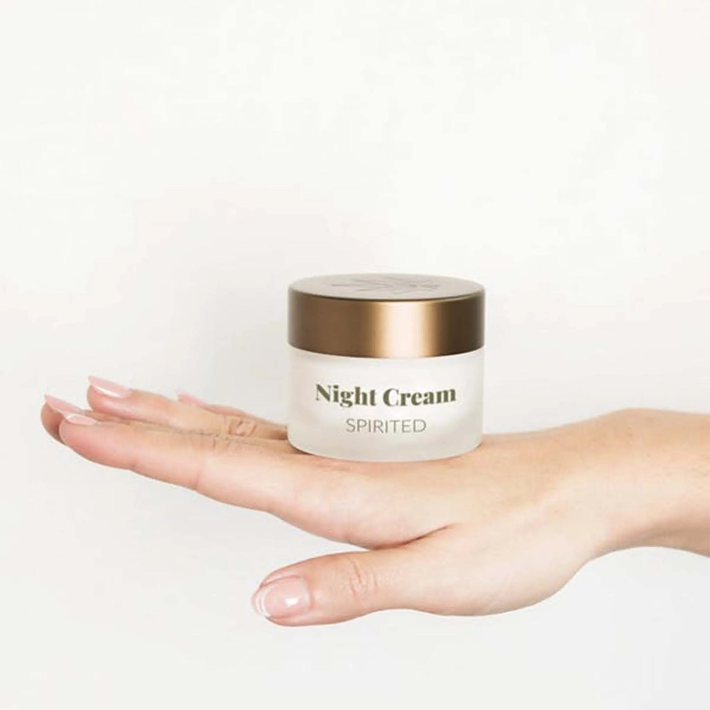 Op de achterhand van een vrouw ligt de Nordic Cosmetics nachtcrème