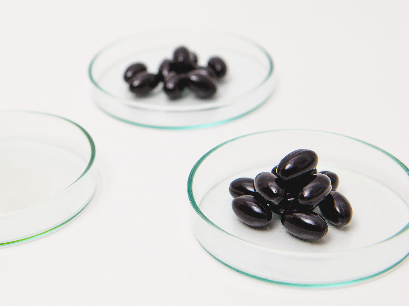 CBD-capsules zitten in glazen
