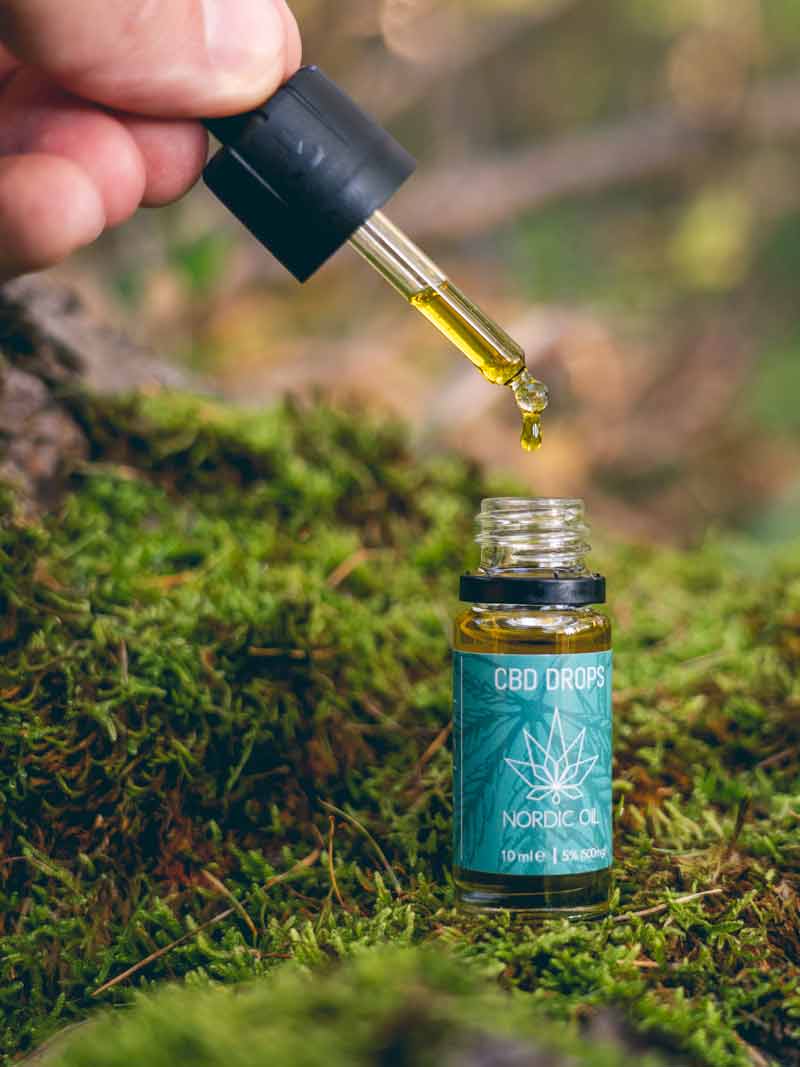 Nordic Oil CBD olie (5%) uit de fles druppelt