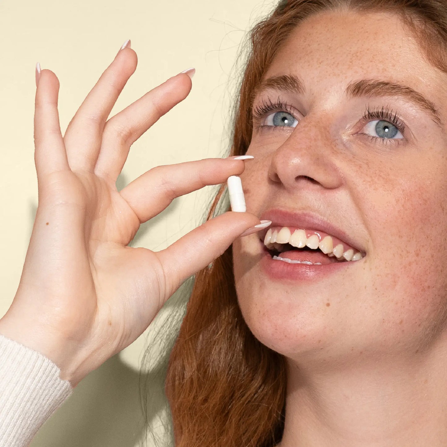 vrouw neemt vitamine c-capsules