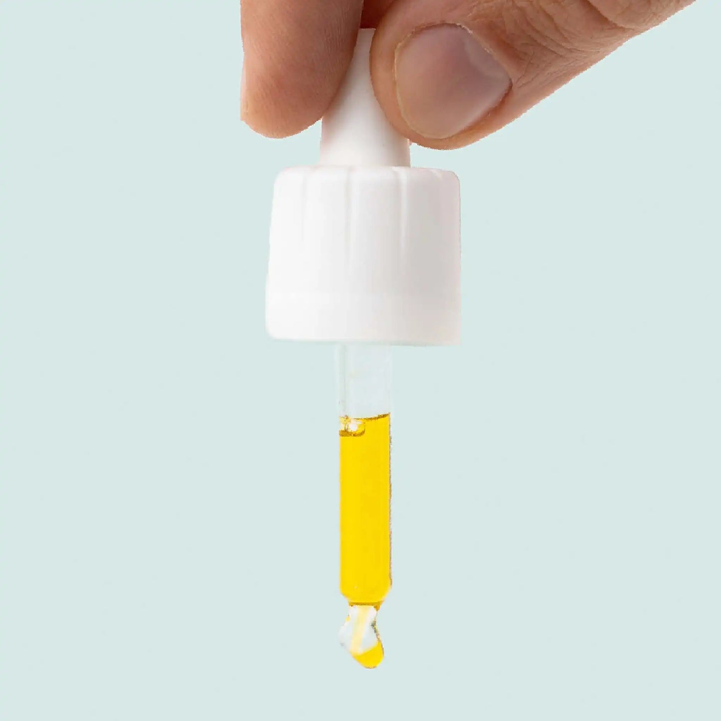 De pipet van de CBD-olie is afgebeeld
