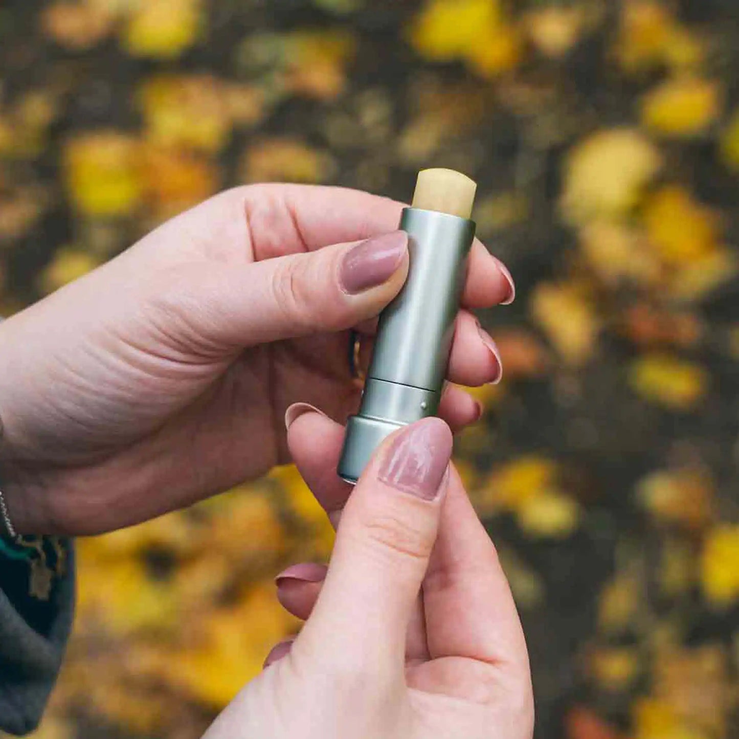 De klant opent de lippenbalsem
