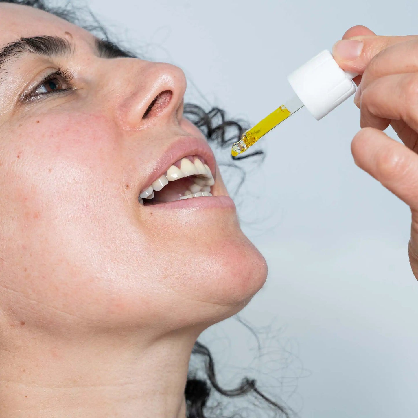 Een vrouw gebruikt CBD olie