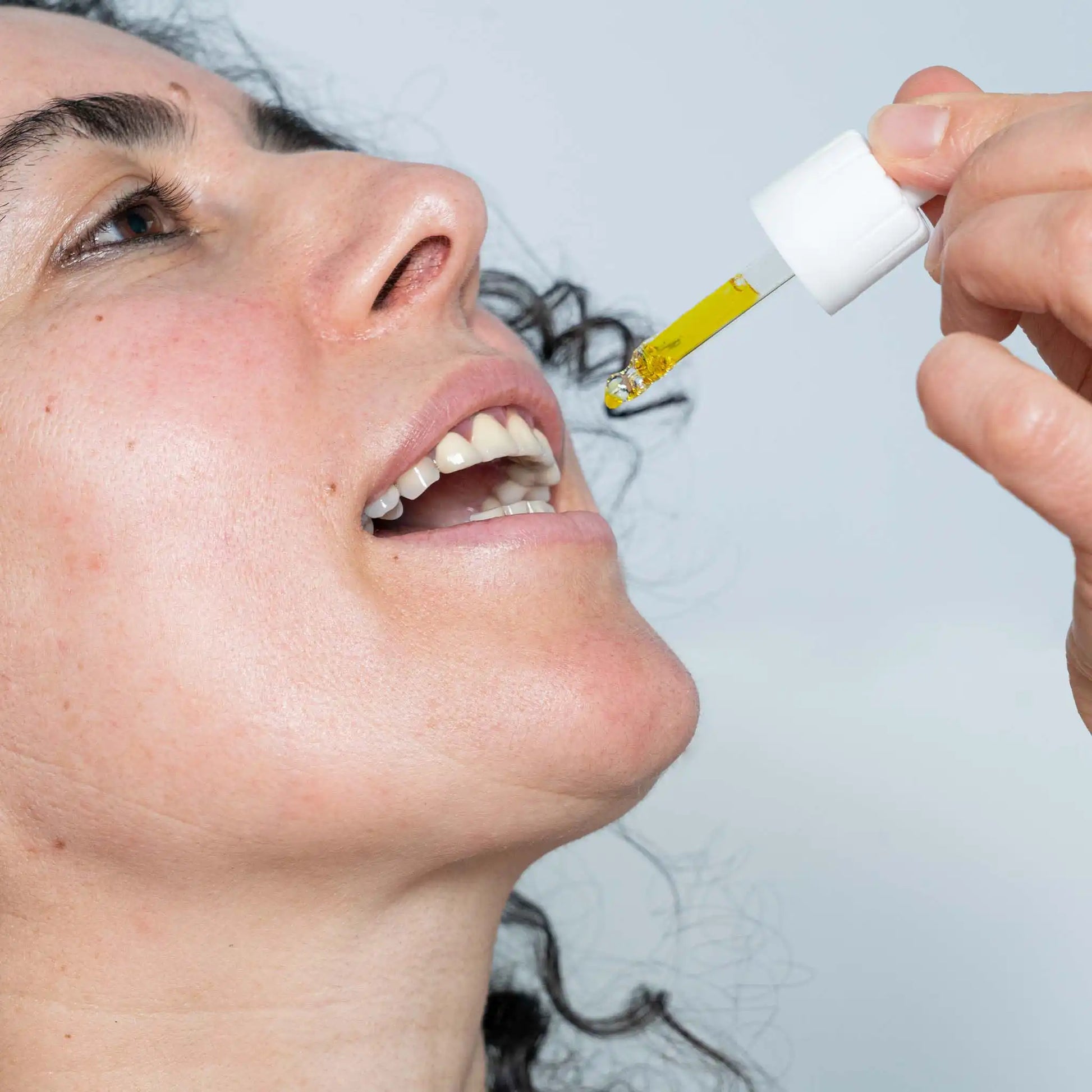 Een vrouw gebruikt CBD olie