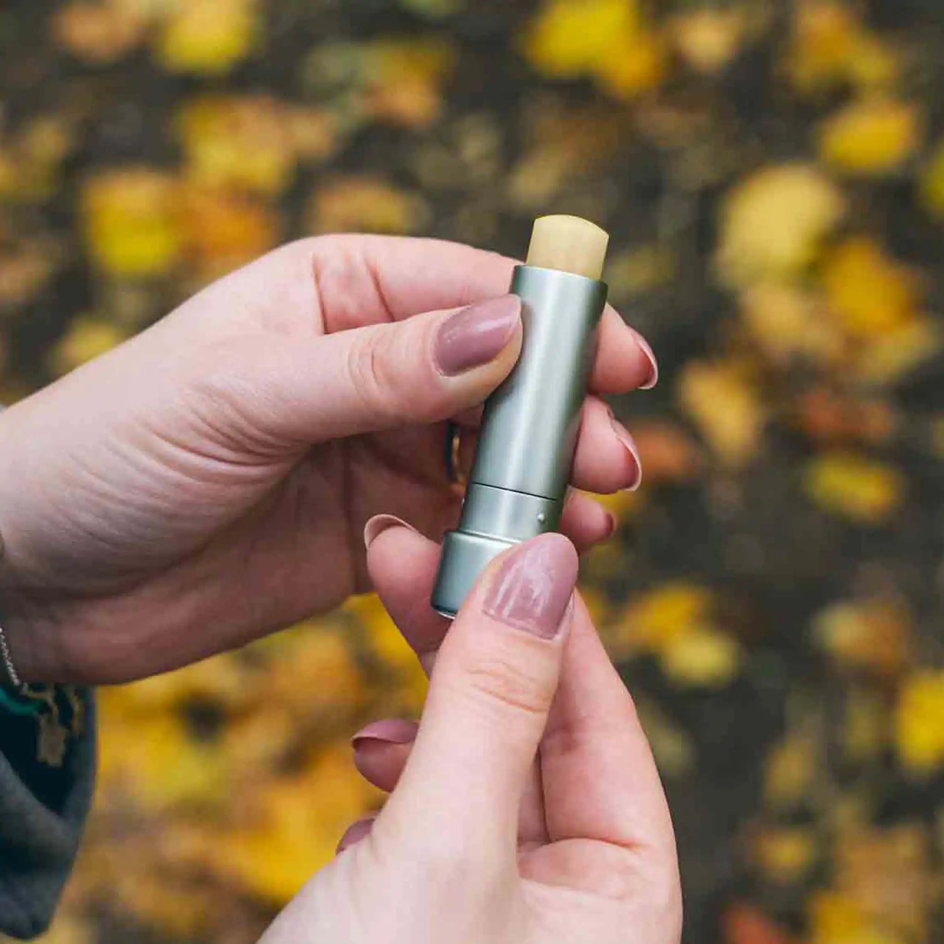 De klant opent de lippenbalsem