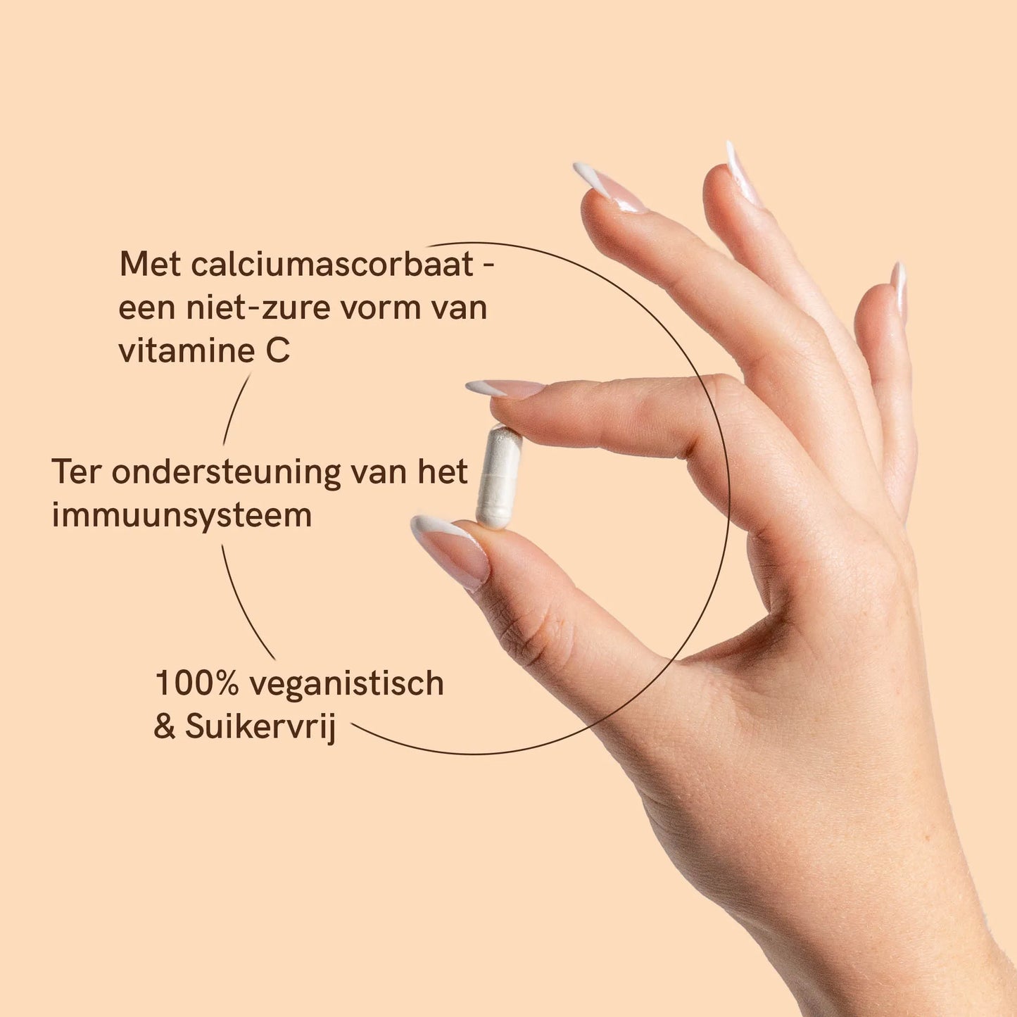 een hand houdt een vitamine c-capsule vast met beschrijving